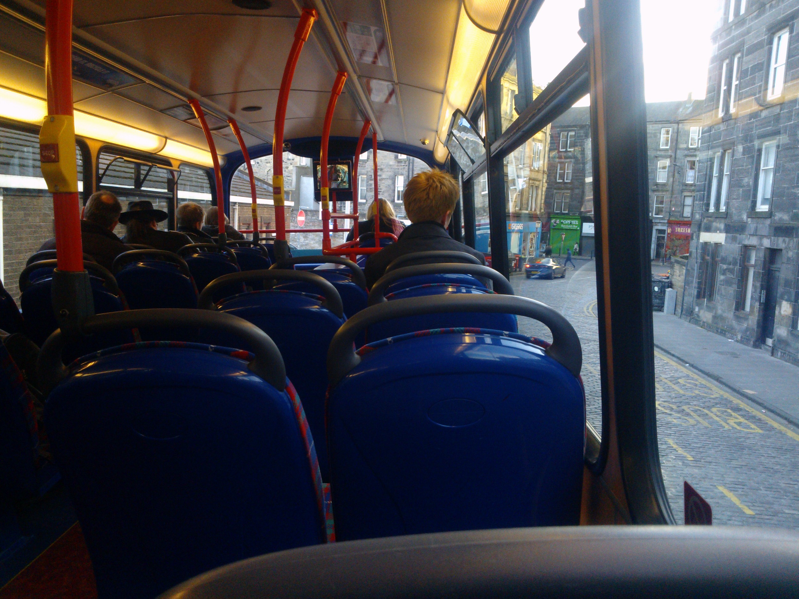 Az egyik Weasley ült előttem az emeletes buszon :)
Velük állandóan össze lehet futni, tetszőleges skót településen. Ennyi vörös és szőke hajú gyereket és felnőttet nem láttam még egy rakáson.
http://hu.wikipedia.org/wiki/Weasley_csal%C3%A1d

