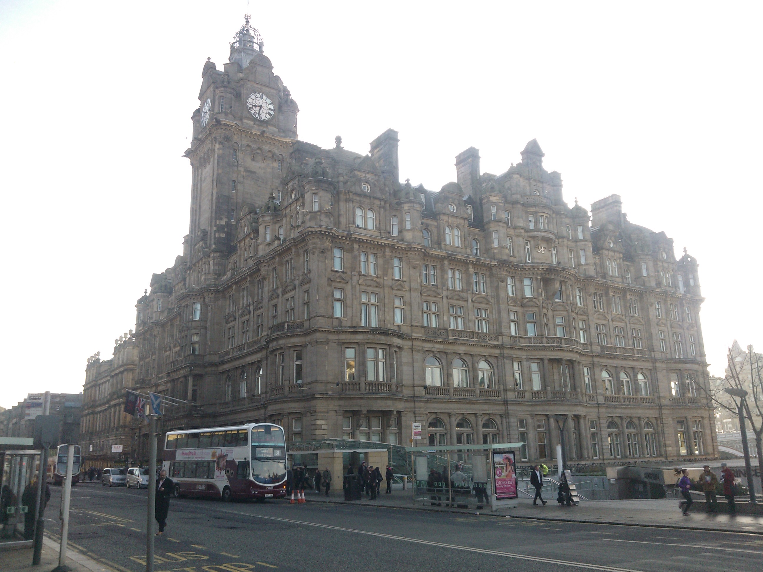 A Balmoral hotel, Edinburgh, Waverly központi vasútállomás mellett.