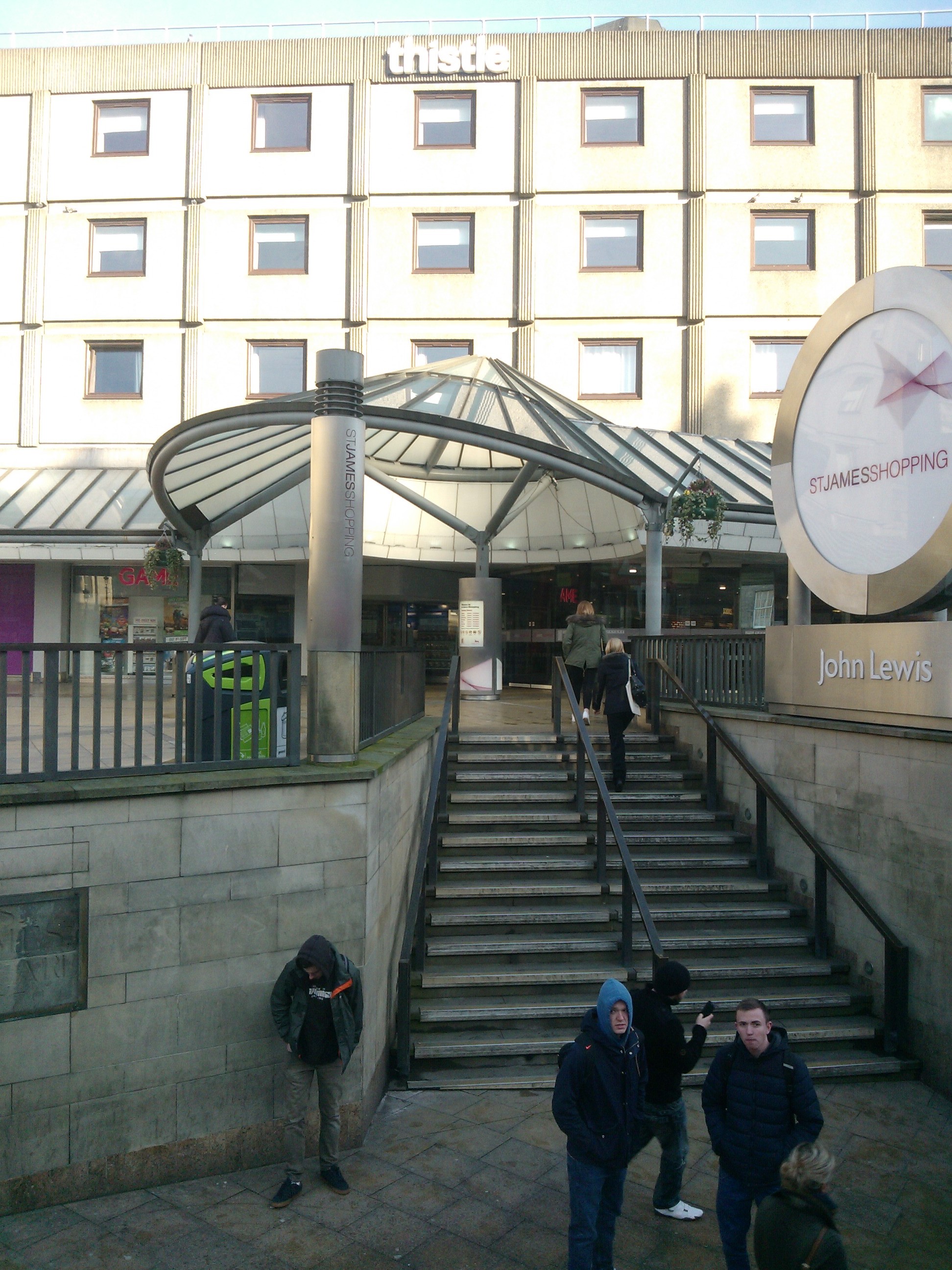 Ernest Jones (inside St James Centre), Edinburgh Waverly központi vasútállomás mellett.