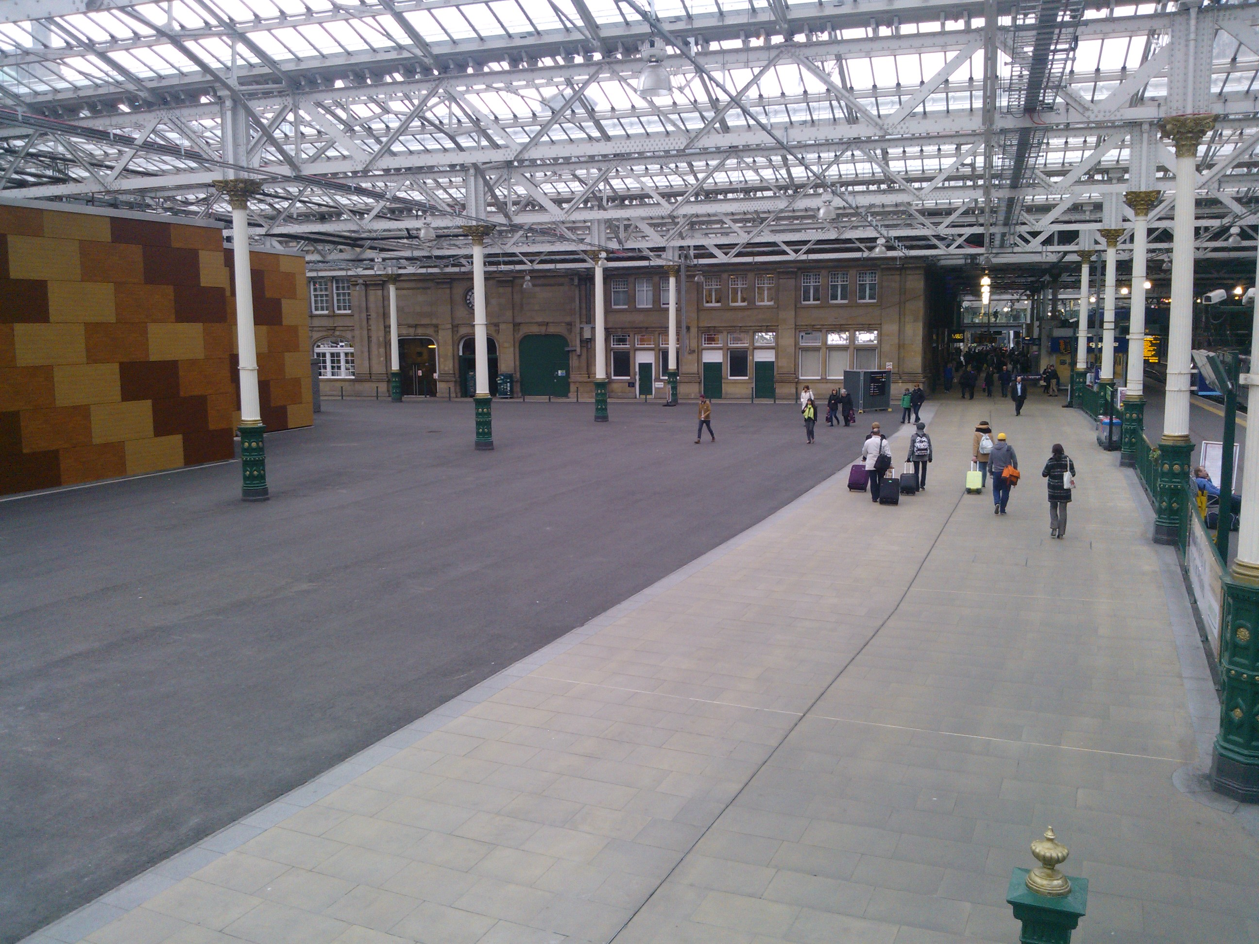és Edinburgh Waverly állomás másik fele.