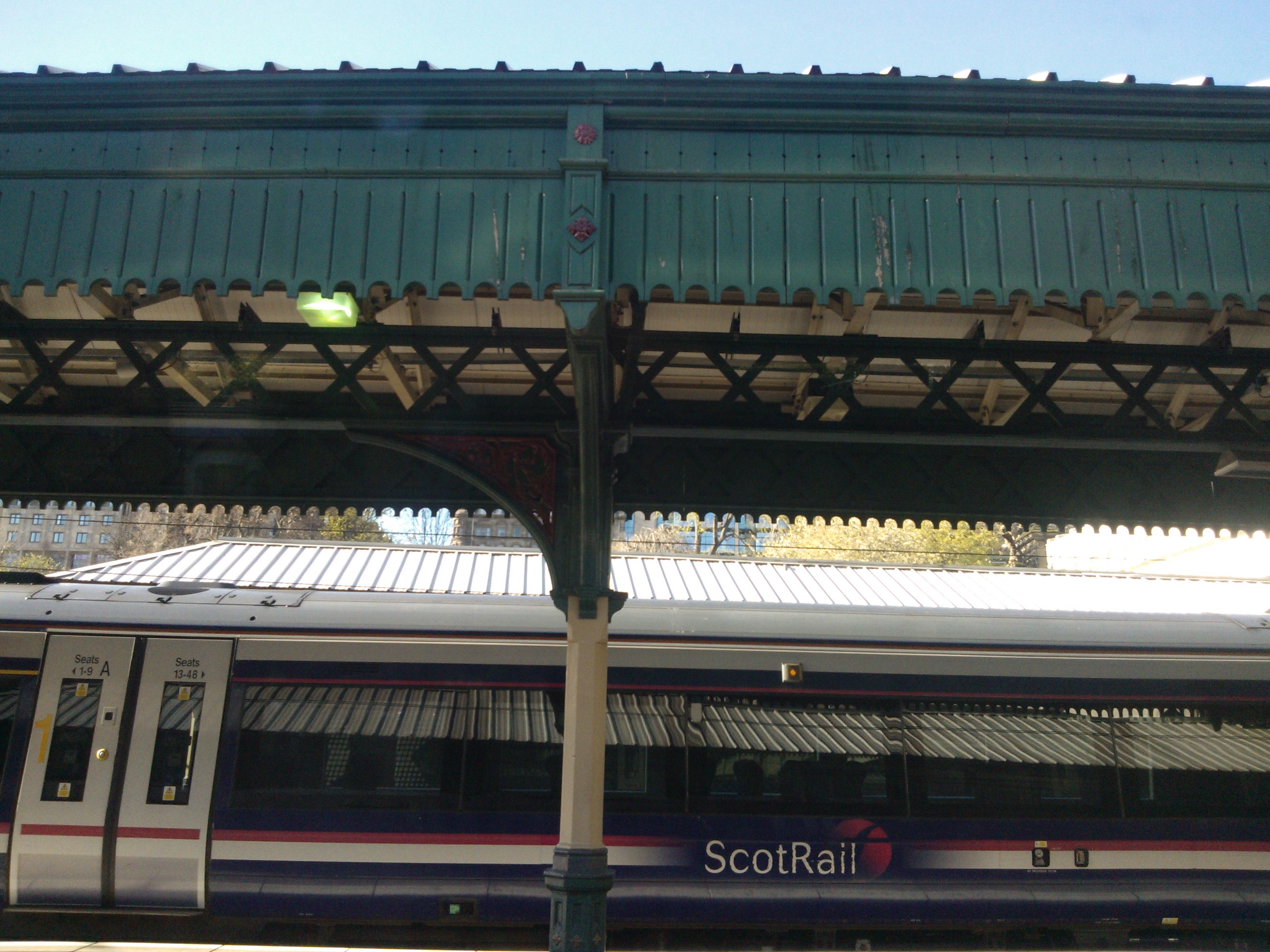 Apró részletek...Edinburgh, vasút állomás. Fából készült díszítés, amit két hónap után sikerült észrevennem.