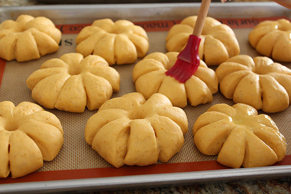 Pumpkin-Bread-Rolls-05.jpg