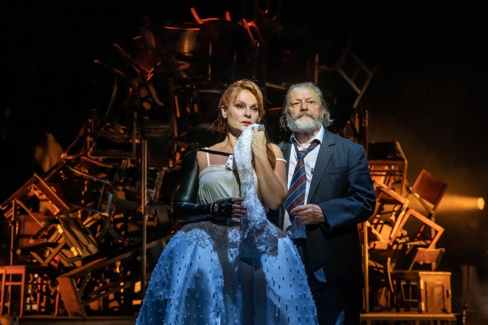 Az öreg hölgy bosszúja: Az igazság és az emberiesség ára