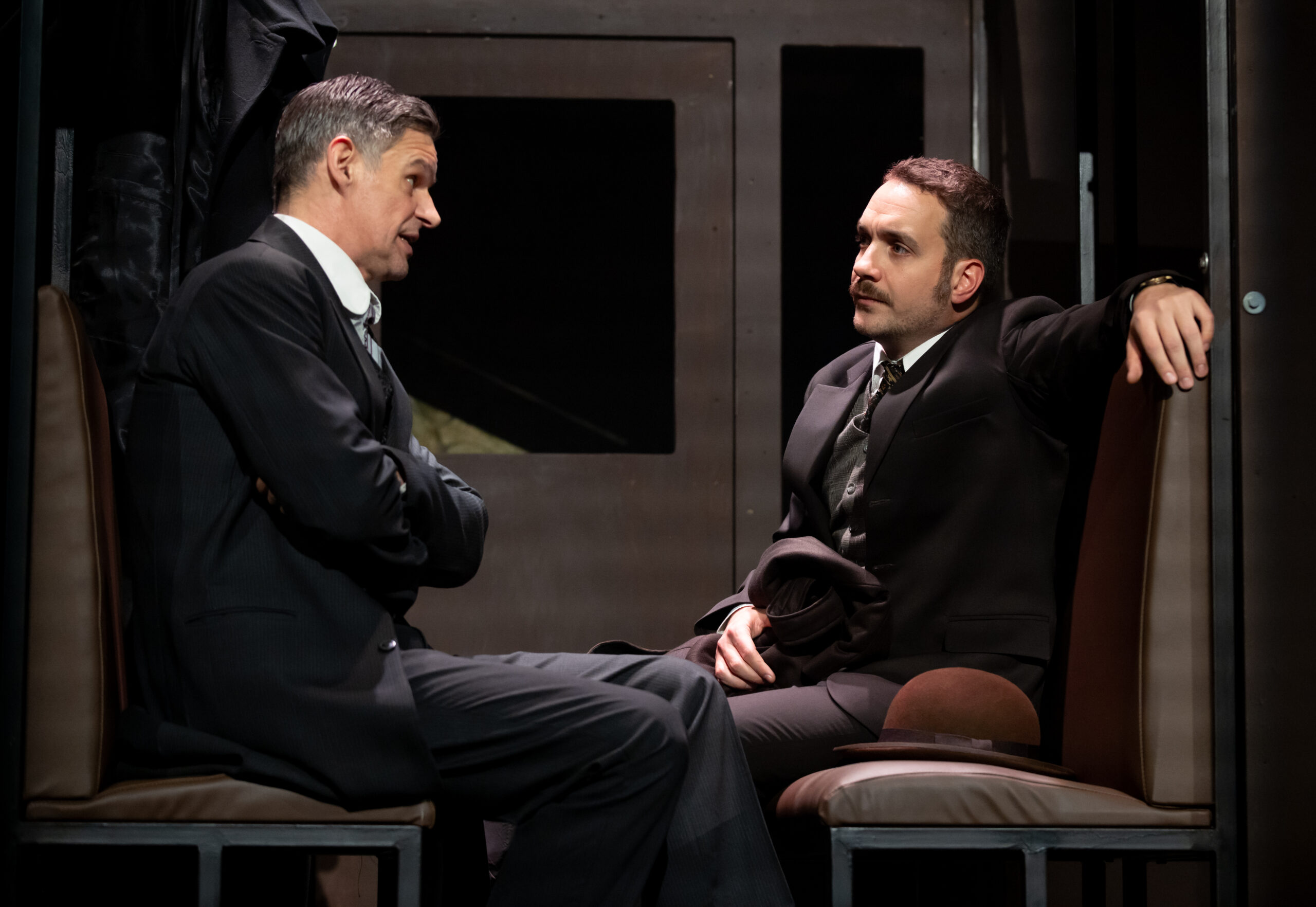 Nemezisek humoros viadala a Moriarty-rejtélyben