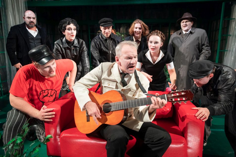 Látványos orosz szenvedés a forradalmi eszmék elnyomásától – Bolondok tánca