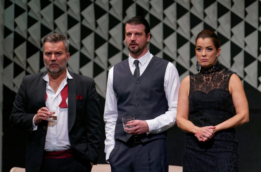 Tabukat feszegető görbe tükör és politikai szatíra a jelenről – Igenis, miniszterelnök úr!