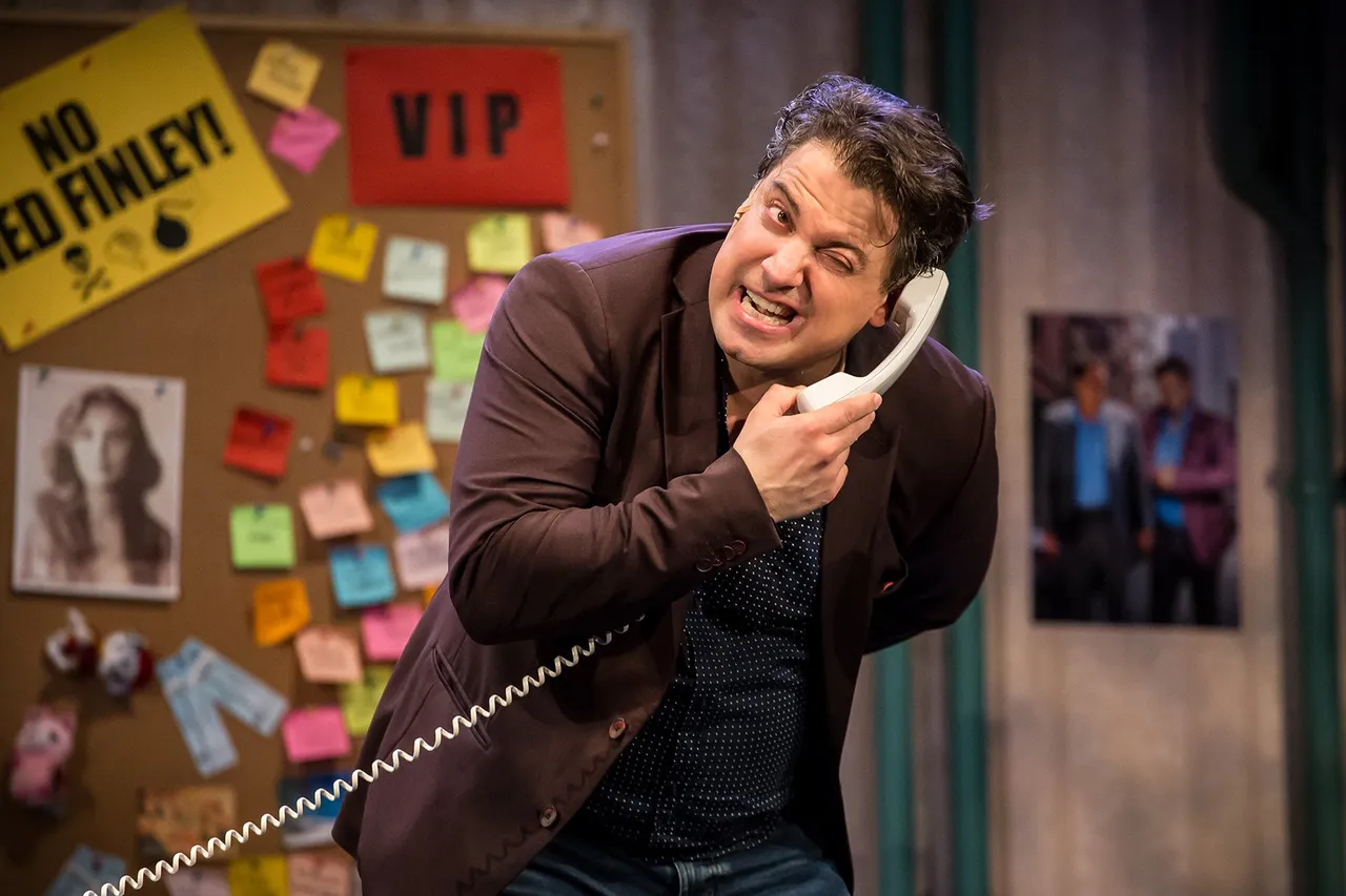 Káosz és nevetés az étteremben – Teltház