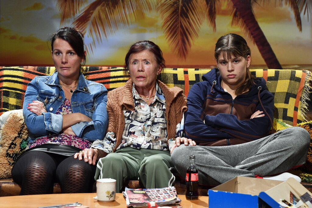 Maffiaváros és női sorsok – A rendes lányok csendben sírnak