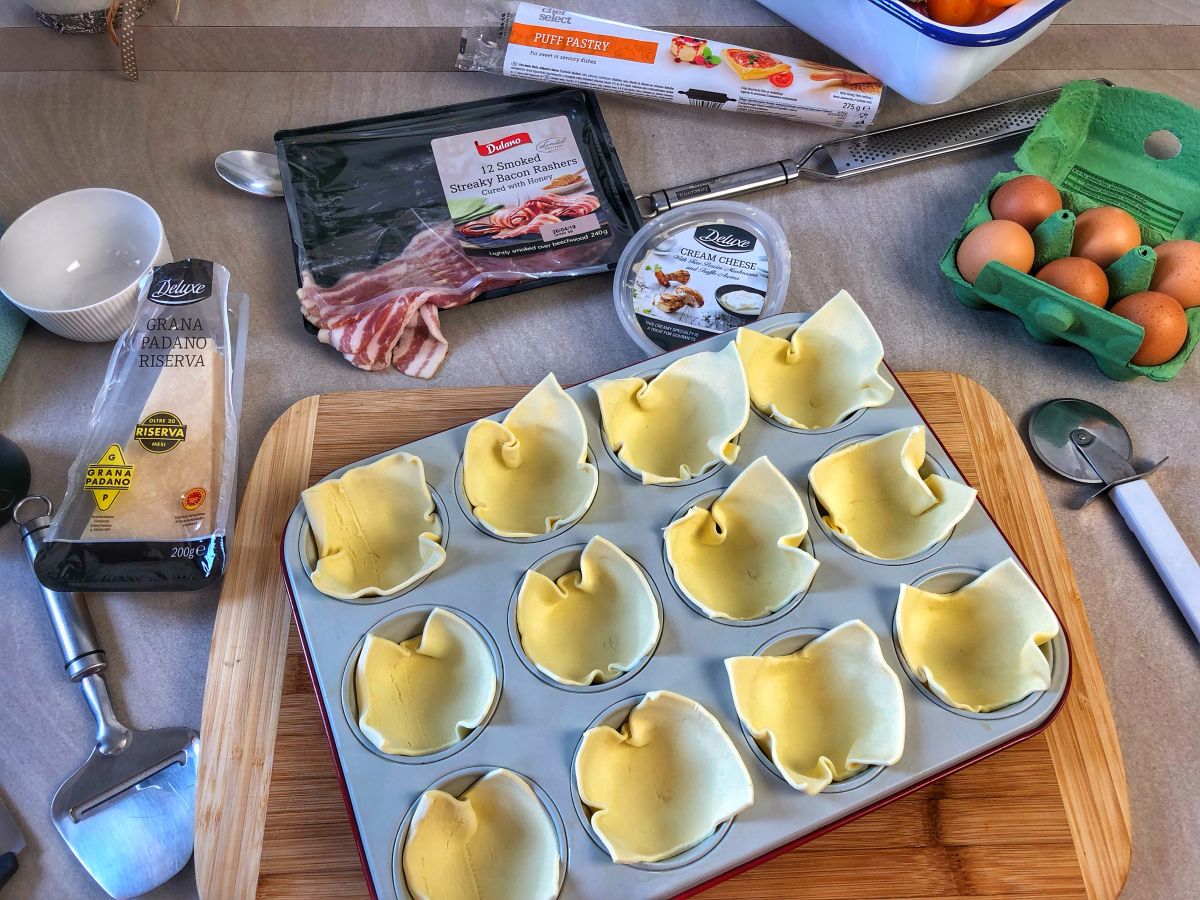 A muffin formába beletesszük a felkockázott leveles tésztát