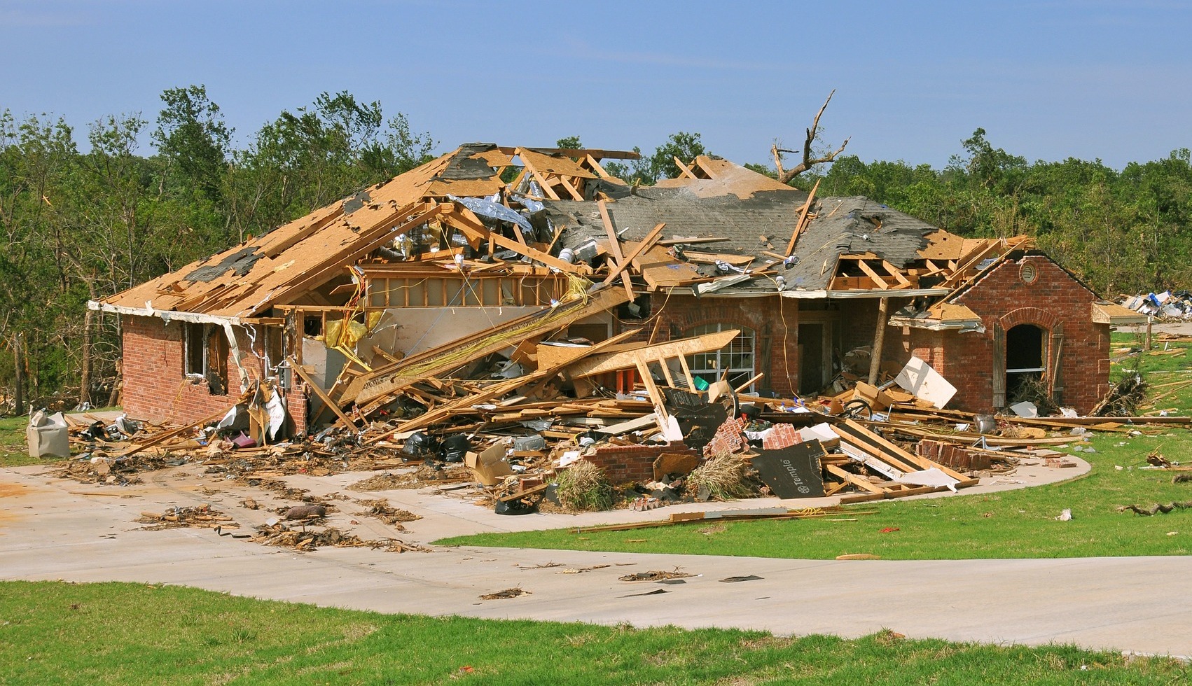 tornado-destruction-618718_1920.jpg
