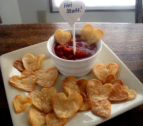 Faragjunk krumpliból szívet, szeleteljük fel, és süssük meg. Kész is a házi szív chips! 