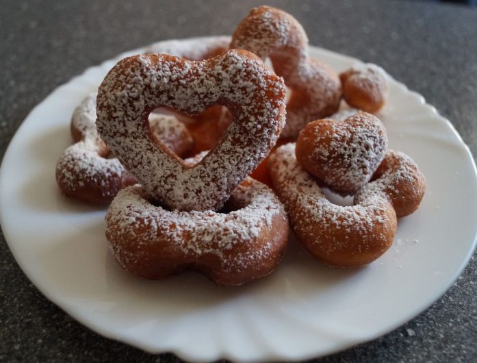 Farsangi fánk tésztából készüljön szív alakú