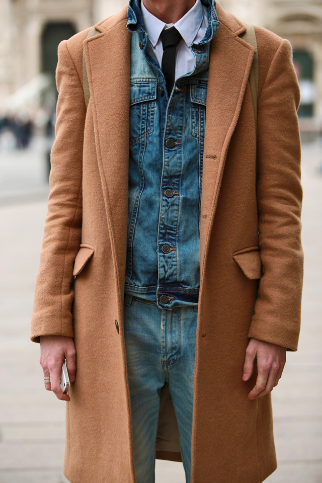 milan-fashion-week-2015-street-style-camel-coat-men-style-ferfidivat-denim-farmer-dzseki-hatizsak-benzolbag-smizedivat_10.png