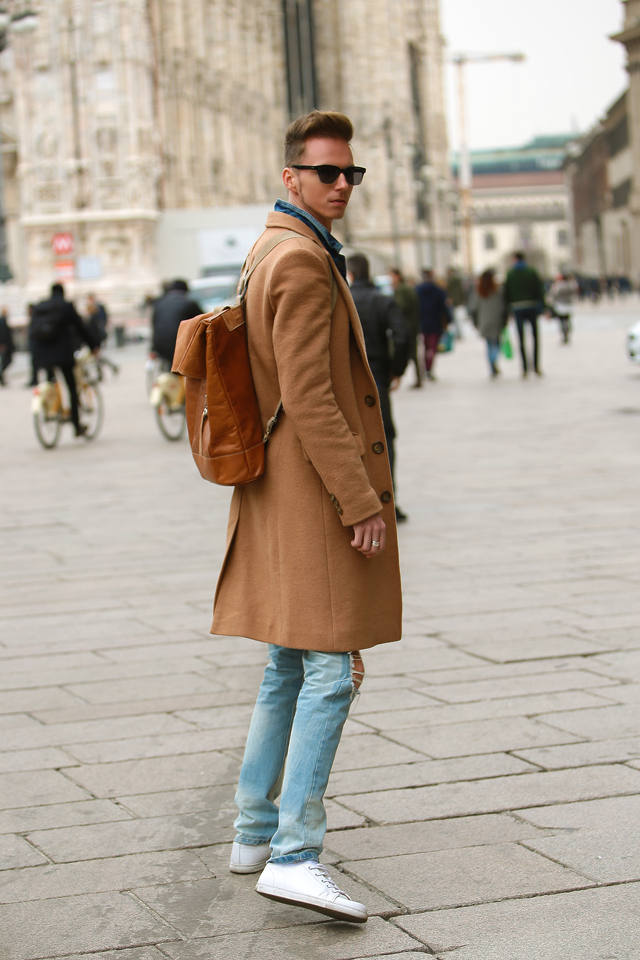 milan-fashion-week-2015-street-style-camel-coat-men-style-ferfidivat-denim-farmer-dzseki-hatizsak-benzolbag-smizedivat_13.png