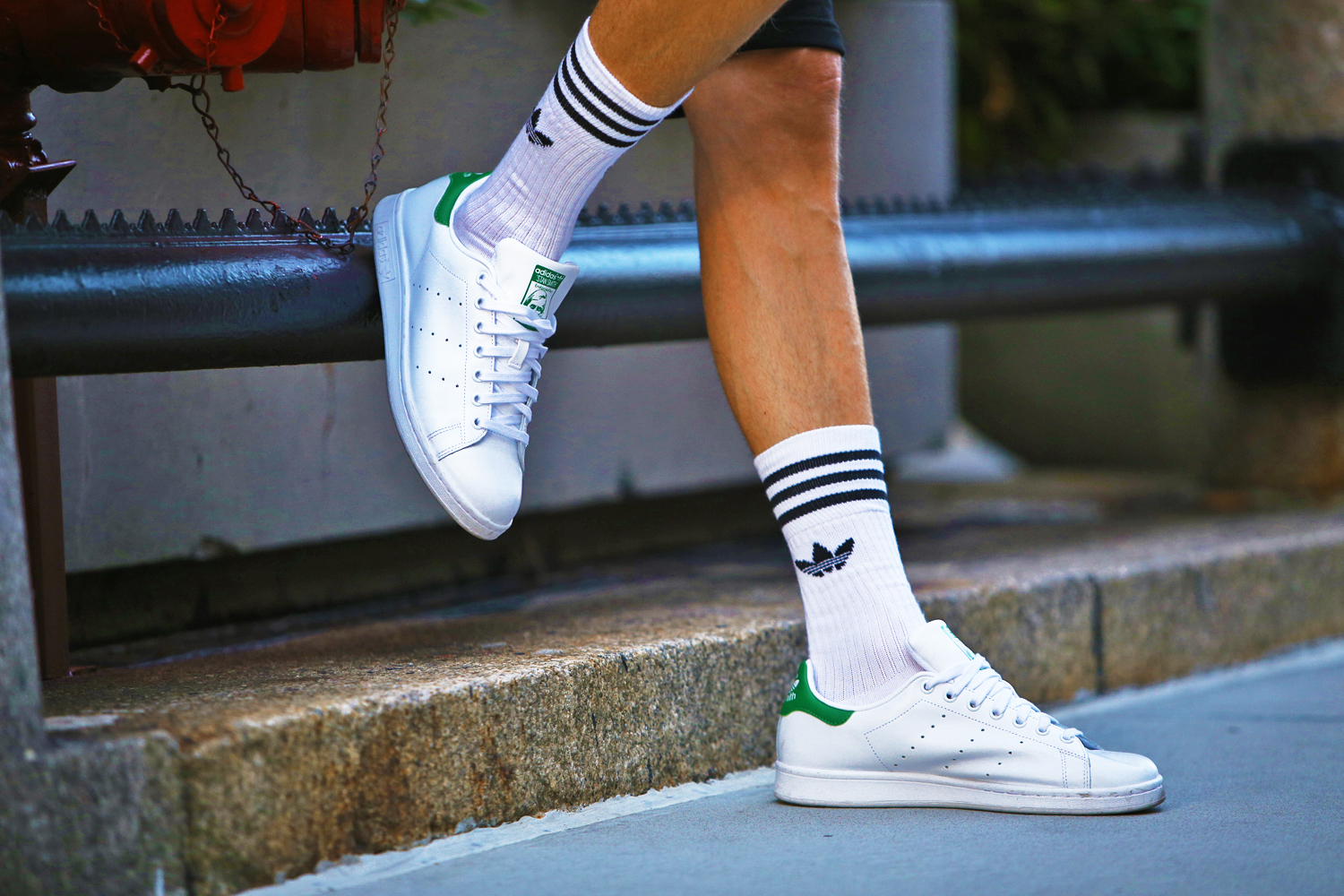 adidasoriginal-ferfi-new-york-fashion-week-magyar-ferfidivat-stan-smith-sneakers-smizedivat-chaby-outfit_1.jpg