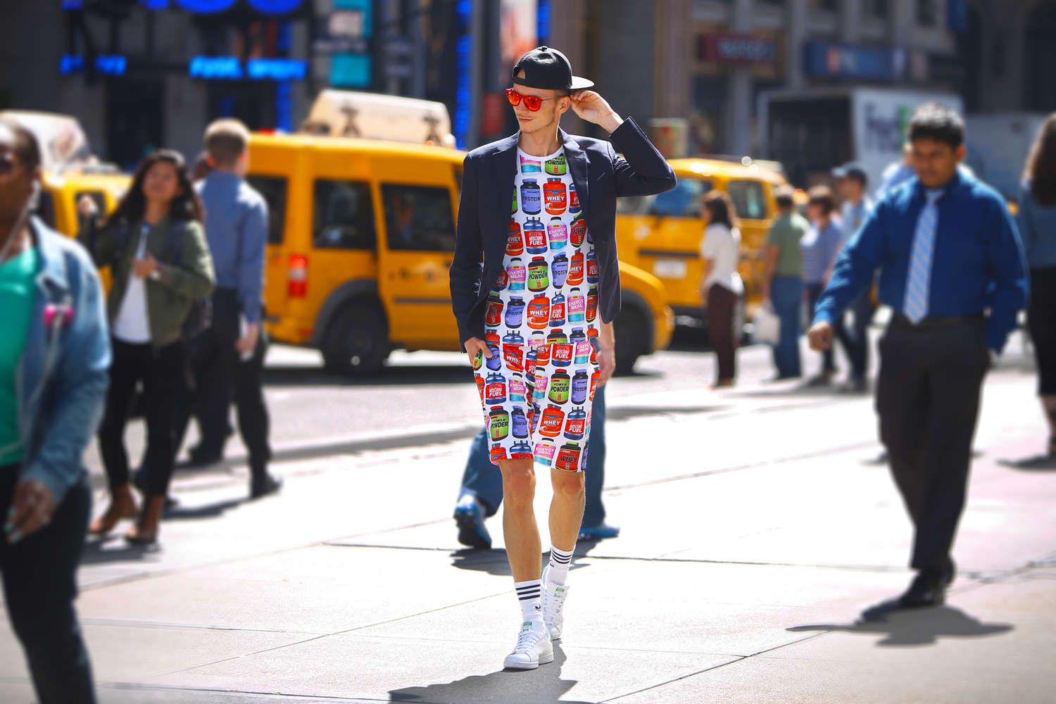 moschino-street-style-new-york-2015-spring-summer-2016-menswear-ferfidivat-fashiondayshu-rayban-new-york-fashion-week_2.png