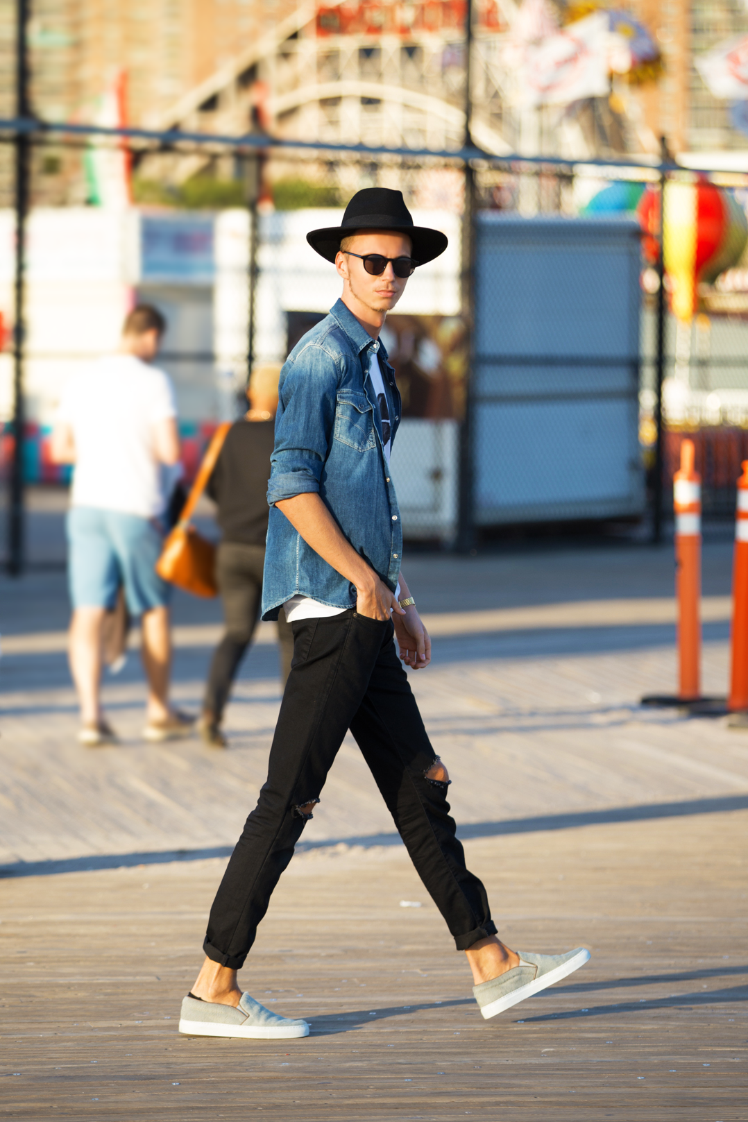 coney-island-vidampark-new-york-street-style-menswear-hat-ferfidivat-fashion-blogger-men-slipon-kalap-karl-lagerfeld-_4.png