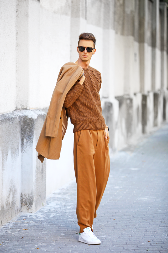 hm-aw-collection-camel-trend-overcoat-hosszu-kabat-ferfi-divat-nadrag-okker-karamel-szin-kevin-murphy_3.png