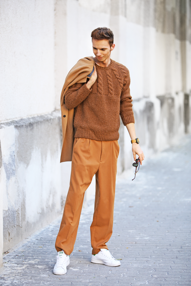 hm-aw-collection-camel-trend-overcoat-hosszu-kabat-ferfi-divat-nadrag-okker-karamel-szin-kevin-murphy_9.png