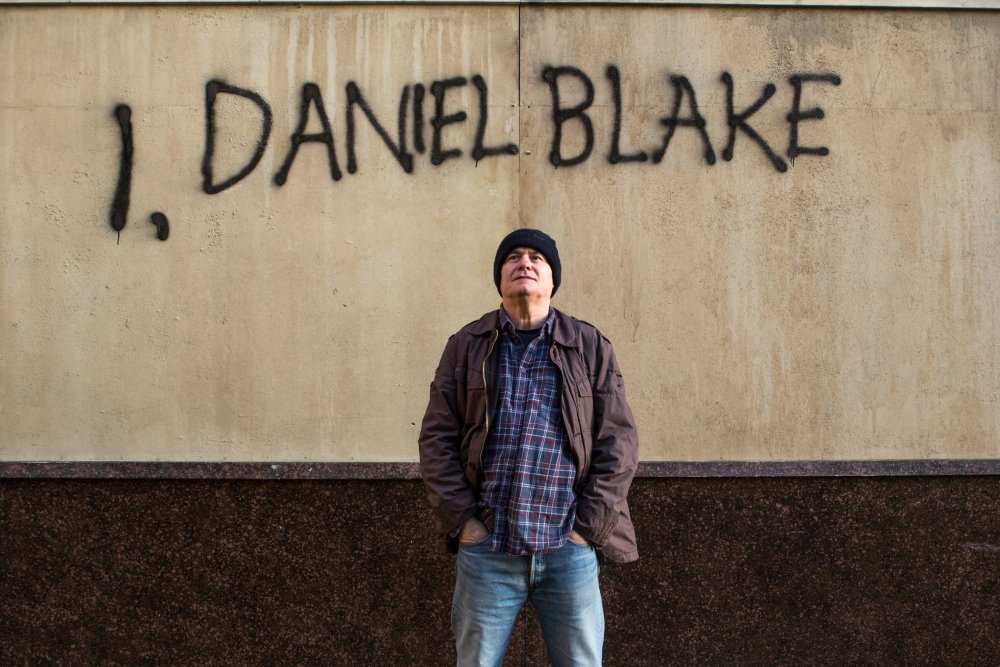 i-daniel-blake-2016-005-daniel-with-his-wall-graffiti.jpg