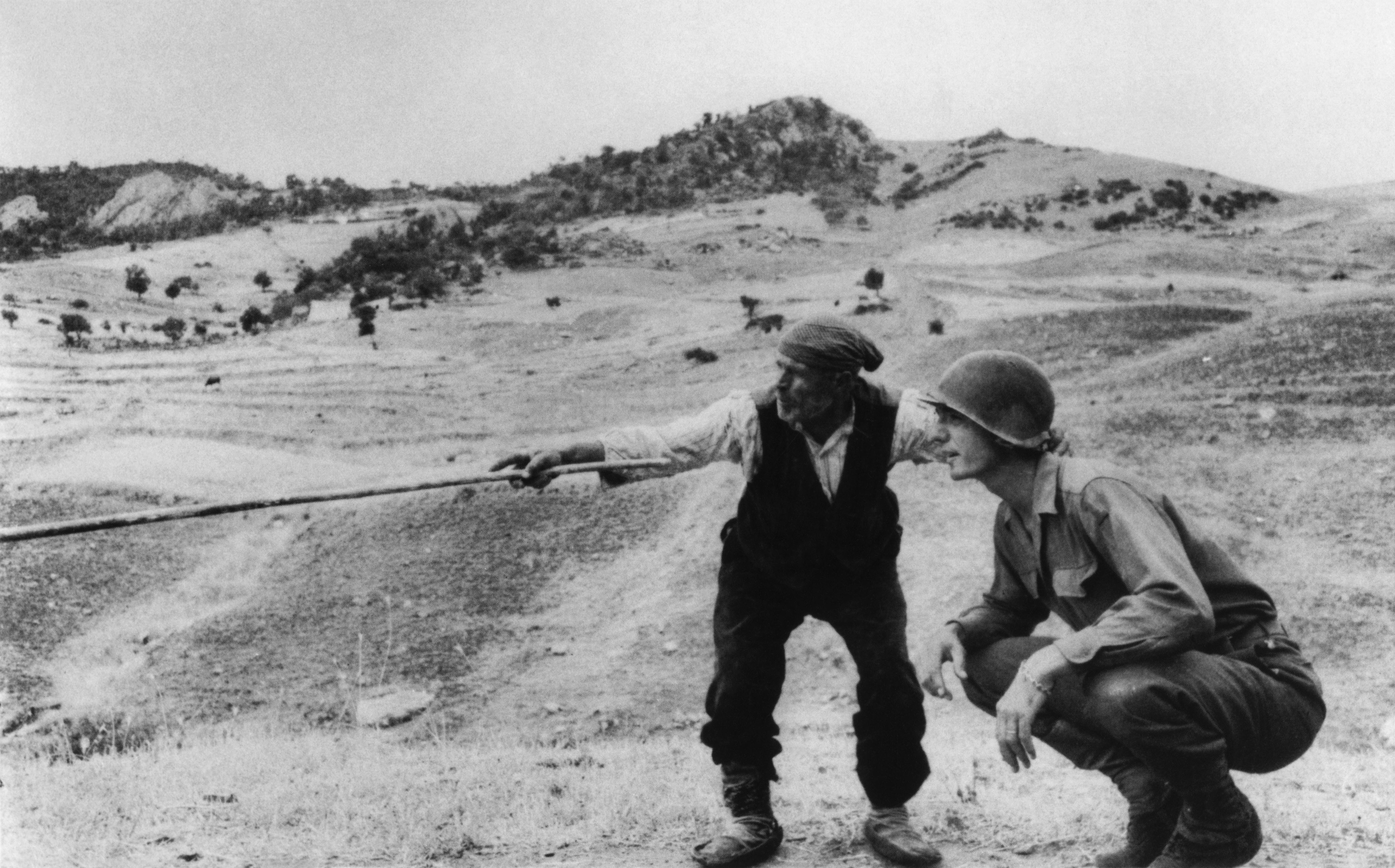 Szicília, 1943. augusztus 4-5. Egy szicíliai paraszt megmutatja az amerikai katonának, merre mentek a németek.