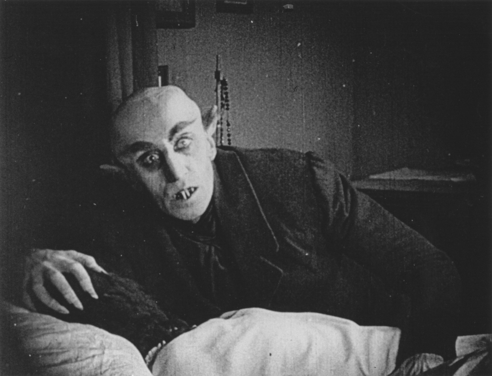 nosferatu-1922-001-max-shreck-bedside-00n-2r5.jpg