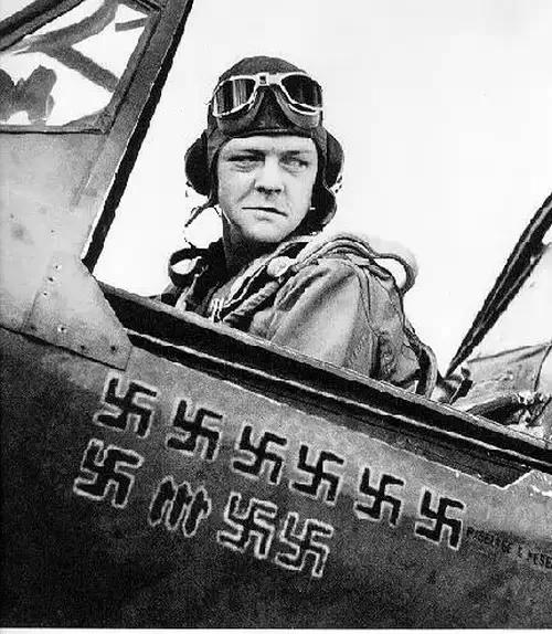 Tunézia, 1943. április. Sikeres amerikai pilóta, aki kilenc német és egy olasz gépet lőtt le.