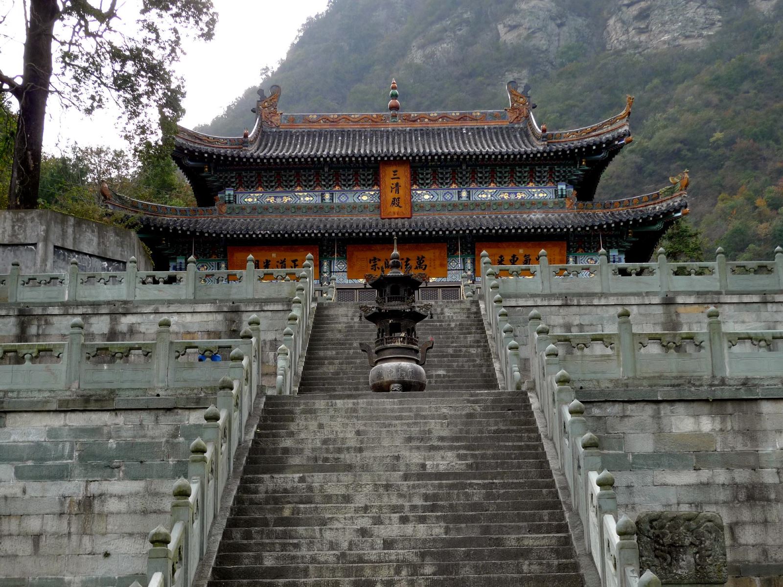sanqing_temple_in_wudang_mountain.JPG
