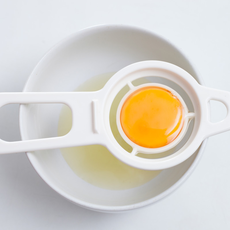 Nem tudtad, de szükséged van egy tojásszétválasztóra - Fura, de hasznos konyhai eszközök