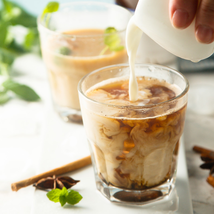 Jeges chai tea latte: a fűszeres kedvenc nyári verziója