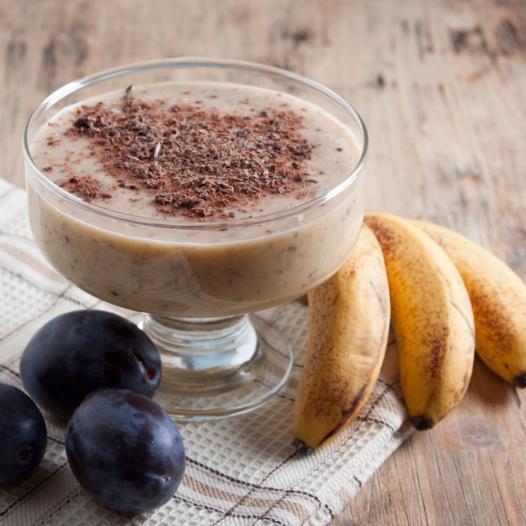 Laktató szilvás-banános smoothie kakaóval: a tökéletes napindító