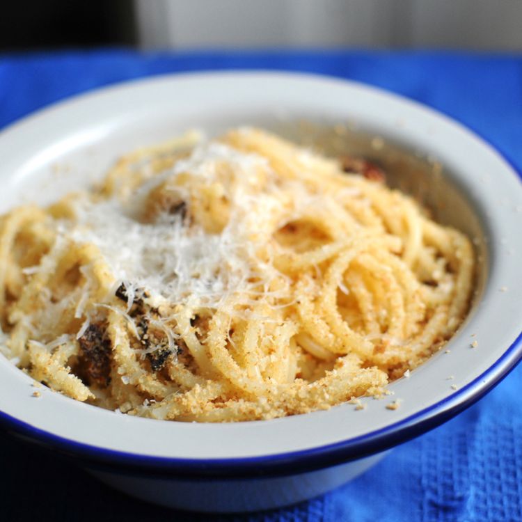10 perces spagetti ropogós morzsával: a szegények étele volt, de nagyon finom