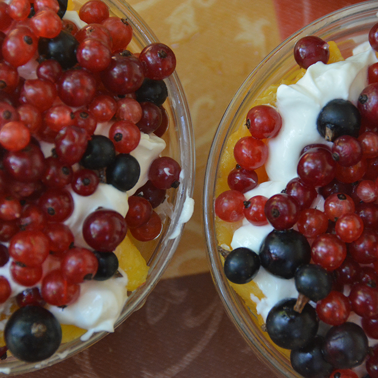Mascarponekrém rengeteg friss gyümölccsel: cukormentes nyári desszert