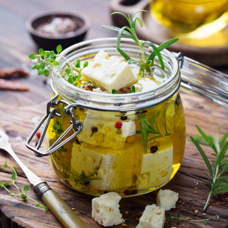 Mediterrán kedvencünk: fűszeres olívaolajban eltett fetasajt