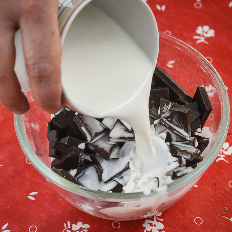 Csokoládé ganache: egyetlen recept, amivel sokféle desszertet elkészíthetsz