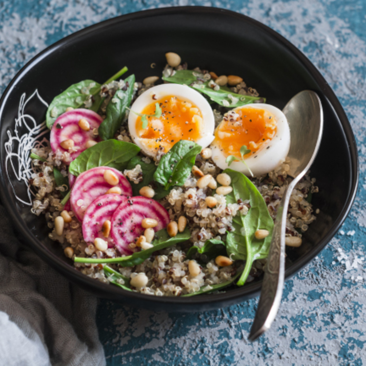 Frissítő quinoa-saláta tavaszi zöldekkel - Feltölti a kimerült vitaminraktárakat