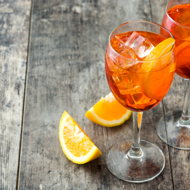 Itt a nyár, itt a szezon - így készül az igazi Aperol Spritz (otthon sokkal olcsóbb)!