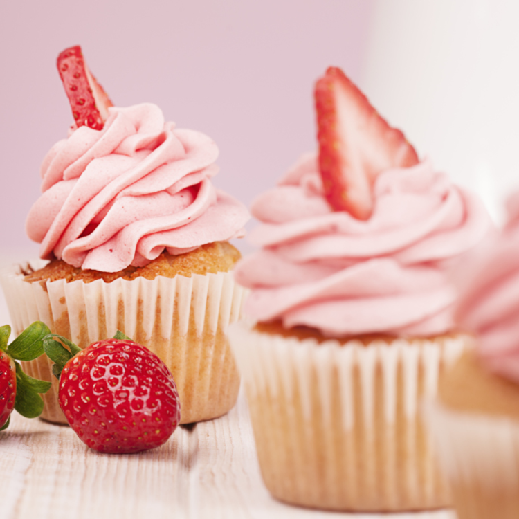 Gyönyörű epres cupcake: rózsaszín, habos, cuki sütemények