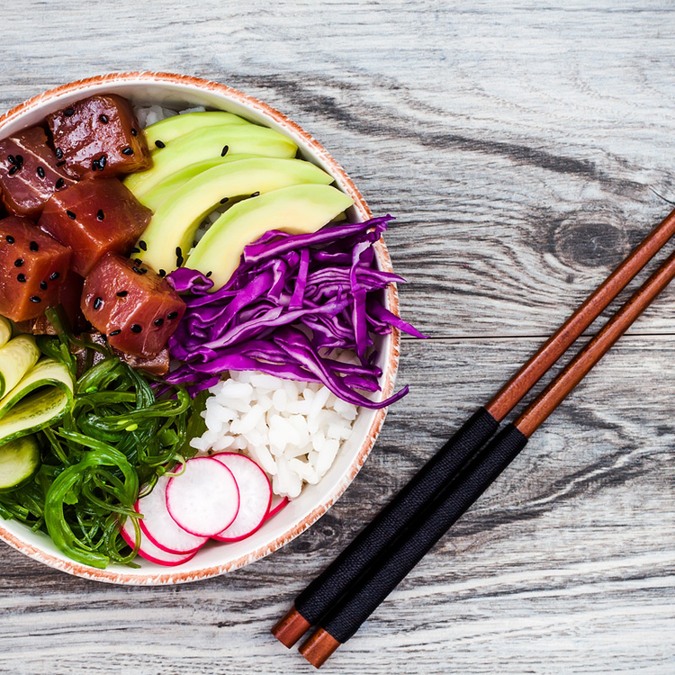 Sushi-élmény algalapocskák és tekergetés nélkül - Készítsd el tálban!