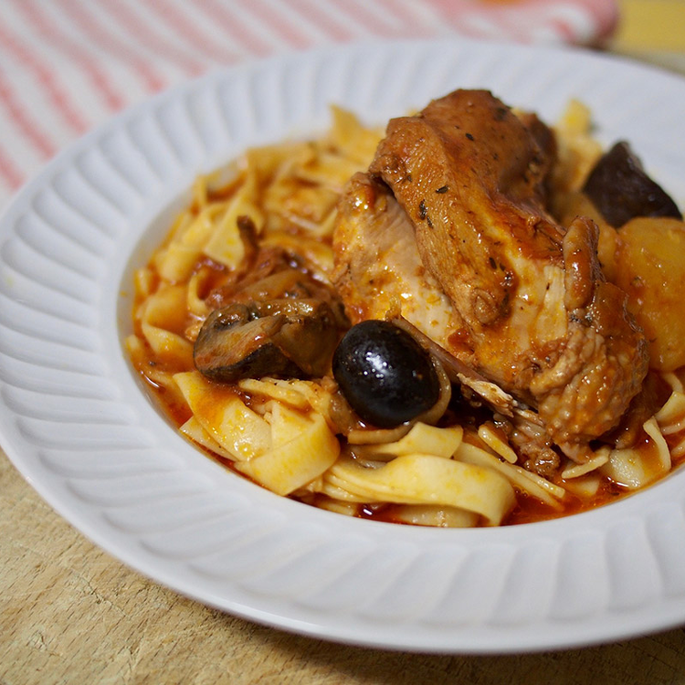 Az olaszok így készítik a csirkepörköltet: leomlik a hús a csontról