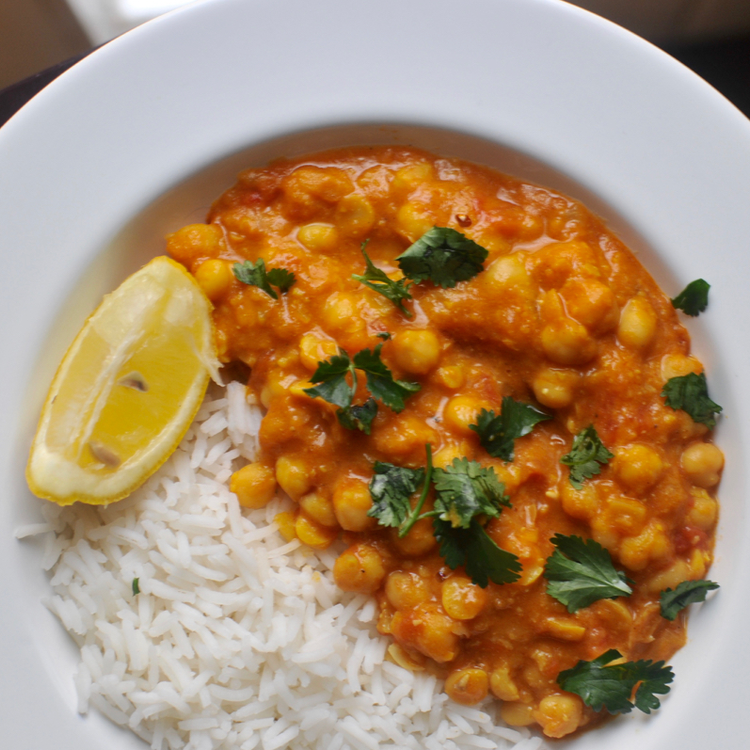 Csicseriborsós, fűszeres curry, amiből nem hiányzik a hús