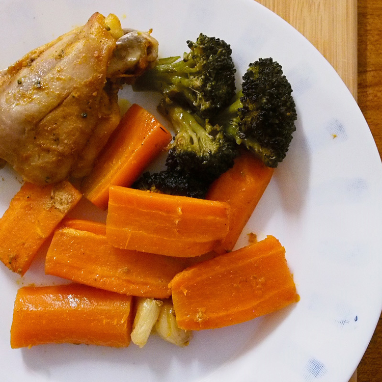 Fűszeres csirke puhára sült zöldségekkel: 10 perc munkával isteni vacsora