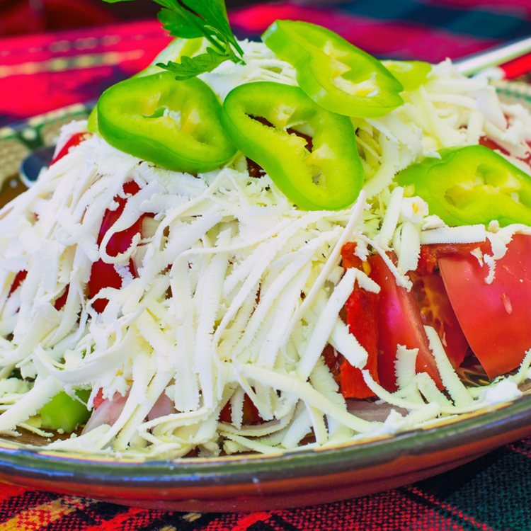 Így lesz igazán finom a sopszka saláta - a lényeg a juhsajt
