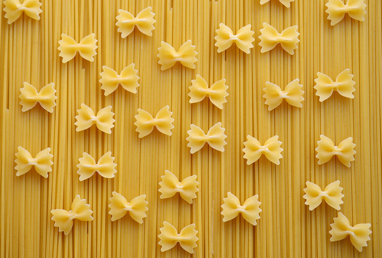 pasta-carbohydrates-spaghetti-noodles-farfalle-560657.jpg