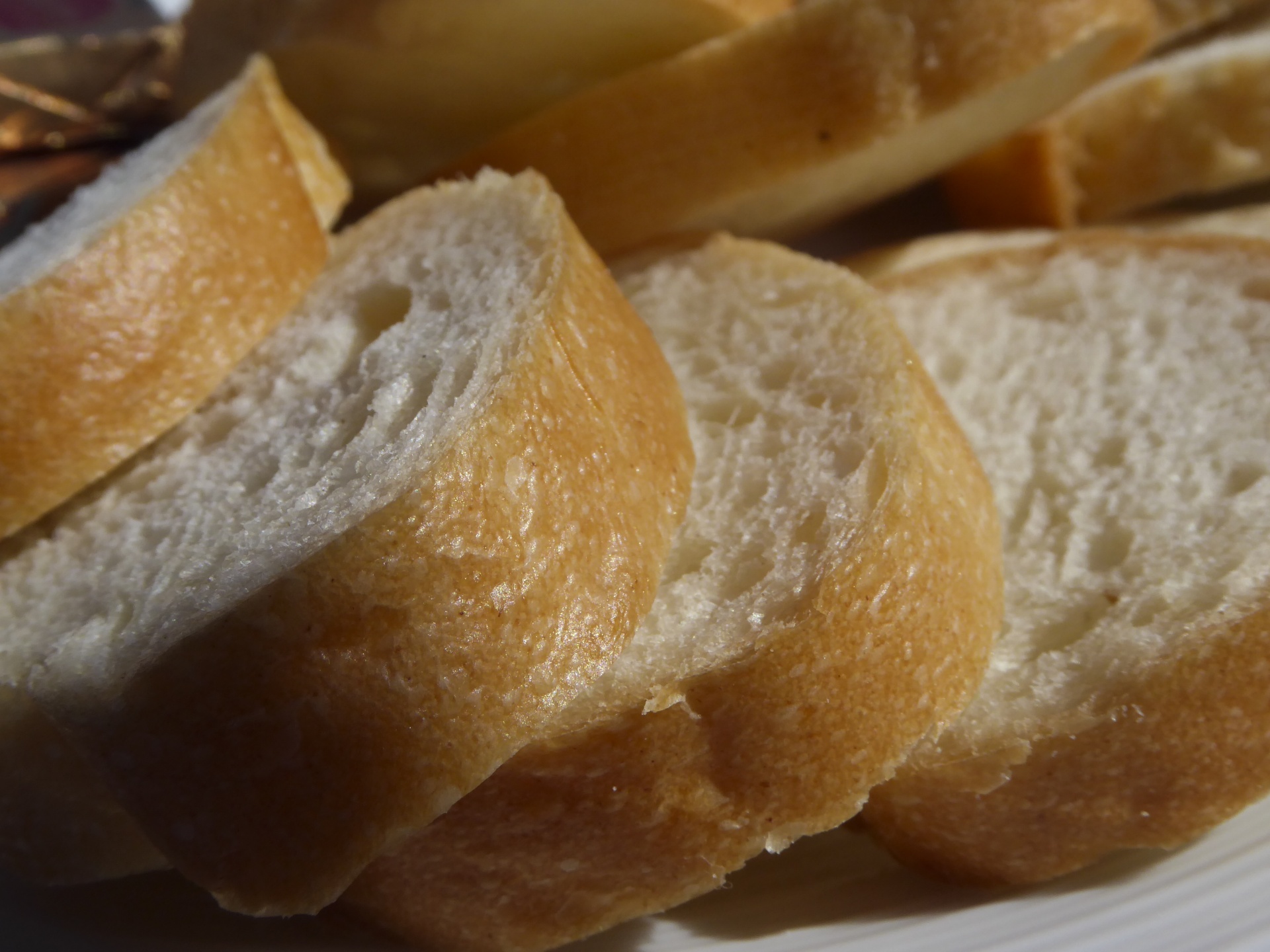 slices-of-bread-15206610900rq_1.jpg