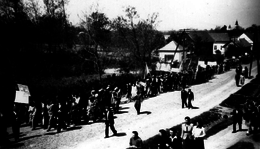 Május 1-i ünnepségek az 1950-es években: A község dolgozói.