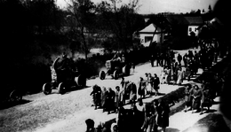 Május 1-i ünnepségek az 1950-es években: Felvonulnak a traktorok.