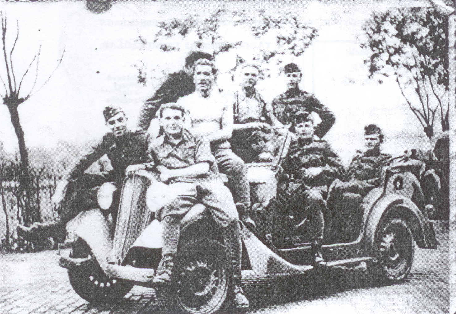 Borbély Jenő gépkocsioktató katonái között 1941.jpg