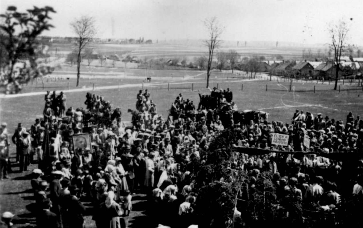 Május 1-i ünnepség a vásártéren az 1950-es években, háttérben Galambos puszta látható. Bal oldali házsor a mai Gárdonyi utca, jobb oldalon pedig a mai Bogáti utca látható.