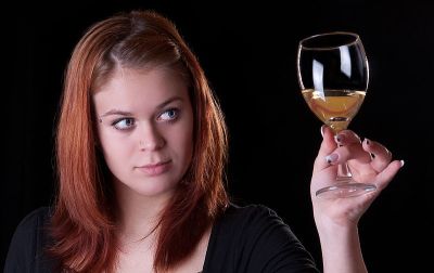 800px-girl_with_a_glass_of_wine2.jpg